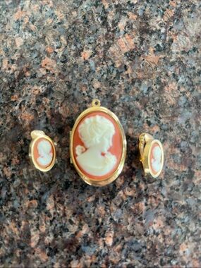 Vtg CAMEO Silhouette Locket Pendant & Clip On Earrings MCM Fashion